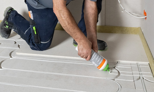 Nové lepidlo fermacell™ Therm zajišťuje rychlejší, jednodušší a bezchybnější pokládku a šetří peníze